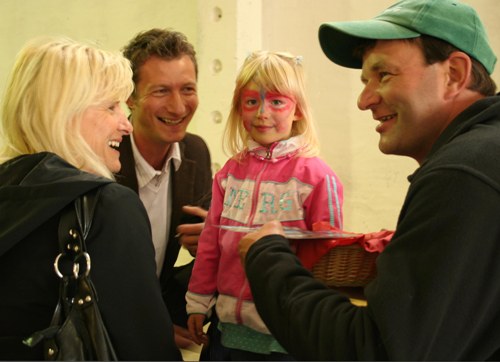 Der Cavertitzer Andreas Terpitz (re.) zeigt einer Familie Spendenpostkarten der BI gegen Gesteinsabbau Cavertitz/Laas. Der Umweltschützer kam beim Hoffest in Laas mit dutzenden Besuchern ins Gespräch. Der Cavertitzer Andreas Terpitz (re.) zeigt einer Familie Spendenpostkarten der BI gegen Gesteinsabbau Cavertitz/Laas. Der Umweltschützer kam beim Hoffest in Laas mit dutzenden Besuchern ins Gespräch.