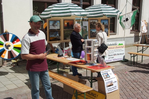 Andreas Terpitz (l.) und Udo Czapowski erkl&auml;ren B&uuml;rgern beim Vereinsmarkt in Oschatz im Juni ihre Arbeit gegen den Gesteinsabbau  Foto: Privat