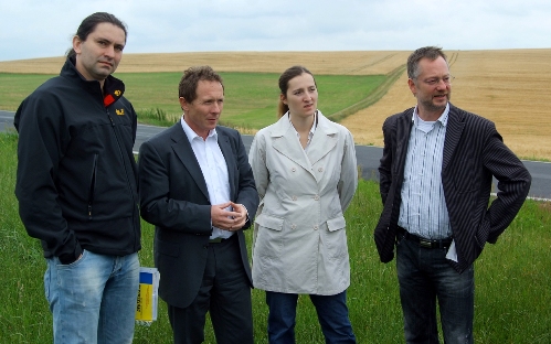 Auch die FDP interessiert sich jetzt f�r das Thema Gesteinsabbau: Der stellvertretende Vorsitzende der FDP im S&auml;chsischen Landtag, Tino G&uuml;nther, informierte sich mit seiner parlamentarischen Beraterin Silke Schlosser, dem Landtagskandidaten Bernd Biedermann und dem Gemeinderat Frank Hesse (beide FDP, v. r. n. I.) auf dem Cavertitzer Berg.