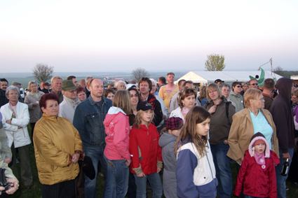 Mehrere hundert Menschen kamen auf den Liebschützberg zum Osterfeuer 2009 und setzten ein Zeichen gegen die drohenden Steinbrüche Mehrere hundert Menschen kamen auf den Liebschützberg zum Osterfeuer 2009 und setzten ein Zeichen gegen die drohenden Steinbrüche