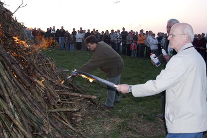 Gemeinderat Dieter Dennhardt und Bürgermeister Karl-Heinz Börtitz entzündeten das Osterfeuer Gemeinderat Dieter Dennhardt und Bürgermeister Karl-Heinz Börtitz entzündeten das Osterfeuer