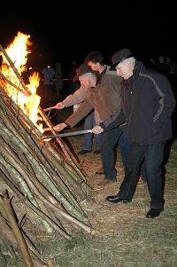 Entz&uuml;nden des Osterfeuers