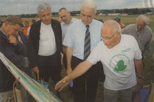 Udo Czapowski(vorn) von der BI Liebsch�tzberg erl�utert Landrat Michael Czupalla und dem Bundestagsabgeordneten Manfred Kolbe(2v.l.) an einer Skizze, was die Schotter- und Kiesunion Leipzig-Hirschfeld in Cavertitz plant.