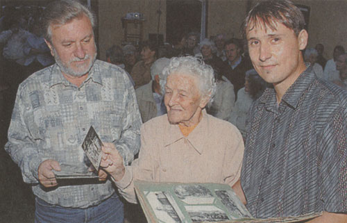 Wolfgang Marx, Christa Gruhle und Thomas Barth (v.l.) im Gespr&auml;ch zur Dia-Schau. Foto: Dirk Hunger