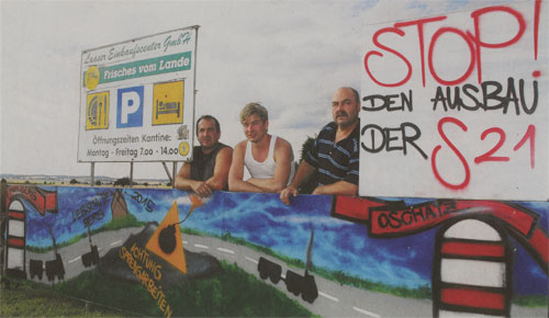 Detlef Sch&uuml;ttler, Axel Sensch und Uwe Sensch (von links) aus Laas hinter dem selbst gestalteten Bild am Ortseingang am Fu&szlig;e des Liebsch&uuml;tzbergs.