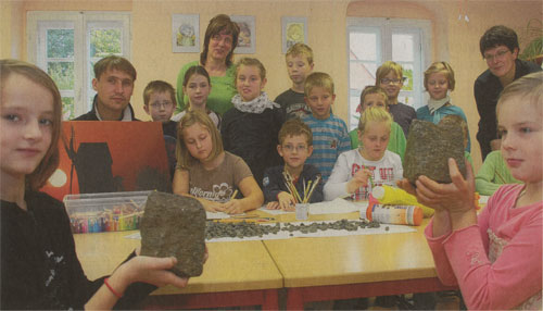 Ihre Gedanken zum Thema Gesteinsabbau k&ouml;nnen die Kinder der Einrichtung “Zur Sonnenuhr” ab jetzt k&uuml;nstlerisch darstellen. Gestern startete hier ein Bastel- und Malwettbewerb, zum Auftakt waren auch Thomas Barth (2.v.l.) und Kathrin K&ouml;nig (2.v.r.) von der B&uuml;rgerinitiative gegen Gesteinsabbau Cavertitz/Laas gekommen. Die Leiterin der Einrichtung, Grit Bauer (6.v.l.) , begr&uuml;&szlig;t die Aktion. Zwei Wochen haben die Kinder nun Zeit, Zeichnungen, Gedichte, Plakate oder &auml;hnliches zu entwerfen. Das Projekt richtet sich an alle Kinder und Jugendlichen der Region, bis zum 31. Oktober k&ouml;nnen sie ihre Arbeiten einsenden. Die besten bekommen einen Preis.