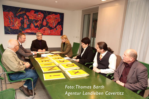 Jetzt liegt die Massenpetition auf dem Tisch des Landtages. Udo Czapowski von der BI Liebsch&uuml;tzberg (ganz li.) erkl&auml;rt Sachsens FDP-Fraktionsvize Tino G&uuml;nter, Landtagsvizepr&auml;sident Horst Wehner und Stefanie Nolting (v. I. n. re.) vom Petitionsdienst und Kathrin K&ouml;nig von der Cavertitz BI die Argumente gegen Gesteinsabbau. Foto: Thomas Barth