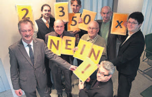 Mitglieder der B&uuml;rgerinitiative &uuml;berreichten die Petition im Dresdner Landtag an Tino G&uuml;nther (links vorn) und Horst Wehner (r. vorn).