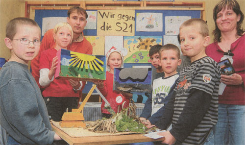 Kreativ gegen den Gesteinsabbau: M&auml;dchen und Jungen zeigen ihre Arbeiten der Leiterin des Kinderhauses Zur Sonnenuhr Grit Bauer und Thomas Barth von der B&uuml;rgerinitiative gegen Gesteinsabbau. Foto: Sven Bartsch