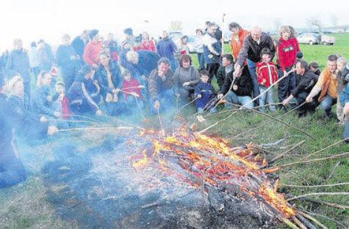 Das Osterfeuer auf dem Liebsch&uuml;tzberg erfreut sich bereits seit Jahren gro&szlig;er Beliebtheit und soll auch in Zukunft stattfinden. Foto: Sven Bartsch