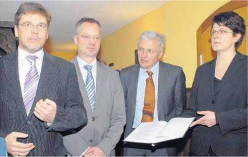 Frank Kupfer, Tino G&uuml;nther, Manfred Kolbe und Kathrin K&ouml;nig � sie freuten sich gestern mit zahlreichen Besuchern des Empfangs &uuml;ber den positiven Bescheid auf die Massenpetition. In dem Schreiben wird die Aufhebung der Bergbauberechtigung f&uuml;r den Liebsch&uuml;tzberg und den Cavertitzer Berg angek&uuml;ndigt. Foto: Dirk Hunger