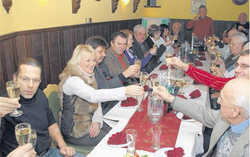 Mitglieder und Unterst&uuml;tzer der B&uuml;rgerinitiativen zur Rettung des Liebsch&uuml;tzberger H&ouml;henzuges stie&szlig;en gestern auf den Erfolg der Massenpetition an. Die Basalt AG, die in der Region den Steinbruch einrichten wollte, konzentriert sich jetzt offenbar auf einen anderen Standort. Foto: Dirk Hunger