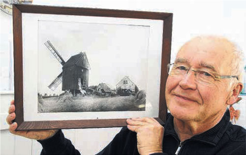 Udo Czapowski zeigt eine Aufnahme der Liebsch&uuml;tzerberger M&uuml;hle aus dem Jahr 1930. Der Vorsitzende der B&uuml;rgerinitiative “Rettet den H&ouml;henzug Liebsch&uuml;tzberg” hat auch nach dem Ende der Gefahr durch den Gesteinsabbau Pl&auml;ne, das Areal kulturell zu beleben. Heute wird er 75 Jahre alt.