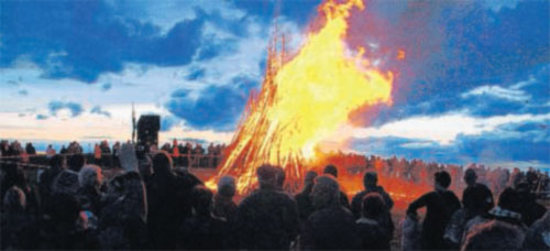 Das Osterfeuer auf dem Liebsch&uuml;tzberg. Mehrere hundert Leute kamen auf den Berg, um die Veranstaltung mit zu erleben.