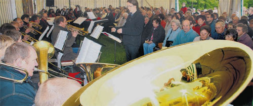 Der traditionelle Himmelfahrtsgottesdienst auf dem Liebsch&uuml;tzberg hat gestern &uuml;ber 400 Menschen angezogen. Gemeinsam mit Ch&ouml;ren und Bl&auml;sern aus Oschatz gestalteten Pfarrer der umliegenden Kirchgemeinden das Fest zu Himmelfahrt. F&uuml;r M&auml;dchen und Jungen war zeitgleich Kindergottesdienst in der Bockwindm&uuml;hle.