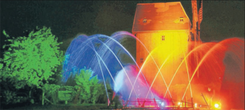 Beeindruckendes Spiel der Elemente vor der Liebsch�tzer M�hle. Mit Strahlrohren, Scheinwerfern und H�ndels Feuerwerksmusik verwandeln die Kameraden der Freiwilligen Feuerwehr Beiersdorf Wasserfont�nen in ein Kunstwerk, das seinesgleichen sucht. Foto: Sven Bartsch