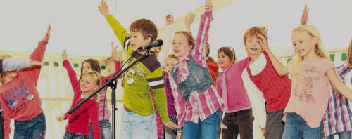 Die Jungen und M�dchen der Grundschule Sch�nnewitz bereichern das Herbstfest schon seit vielen Jahren mit einem eigenen Programm. In diesem Jahr stand darin nat�rlich die Befreiung des Berges vom Gesteinsabbau im Mittelpunkt. Foto: Sven Bartsch
