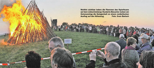 Weithin sichtbar lodern die Flammen des Osterfeuers auf dem Liebsch�tzberg: Hunderte Besucher nutzen am Ostersonntag die Gelegenheit zu einem romantischen Ausflug auf den H�henzug. Foto Sven Bartsch