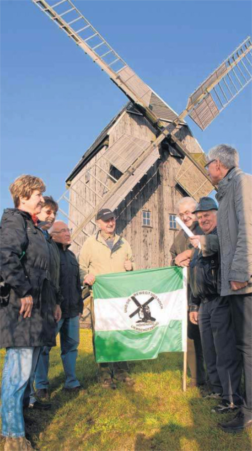 Rettung f�r technisches Denkmal. Vertreter der Gemeinde, des Landesdenkmalamtes und der Unteren Denkmalbeh�rde begutachteten gestern mit B�rgern die einsturzgef�hrdete Bockwindm�hle. Das technische Denkmal ist stark sanierungsbed�rftig. Auch Landrat Michael Czupalla setzt sich f�r die baldige Restaurierung der historischen M�hle ein. 