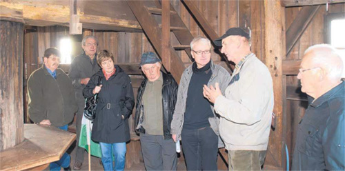 Vertreter der Gemeindeverwaltung Liebsch�tzberg, der B�rgerinitiative Rettet den H�henzug Liebsch�tzberg, der Unteren Denkmalbeh�rde des Landratsamtes sowie dem Landesamt f�r Denkmalpflege diskutieren gemeinsam die M�glichkeiten der Notsicherung des technischen Baudenkmals. Foto: Dirk Hunger 