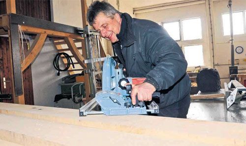 Zimmerer Helmut Rudolph in seiner Werkstatt im Liebsch�tzberger Ortsteil Sch�nnewitz. Der Handwerker zeichnet demn�chst f�r die Notsicherung der Bockwindm�hle verantwortlich. Die daf�r notwendigen Balken sind eingetroffen und m�ssen nun noch zurecht geschnitten werden. Foto: Sven Bartsch