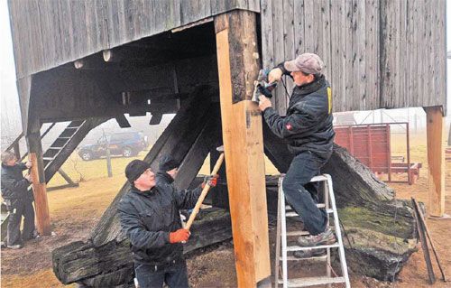 Jetzt steht die M�hle wieder sicher: Zimmerermeister Helmut Rudolph (links hinten) und sein Team waren in den zur�ckliegenden drei Tagen auf dem H�henzug Liebsch�tzberg zu Gange und haben das historische Bauwerk mit Pfeilern abgest�tzt. Foto: Sven Bartsch